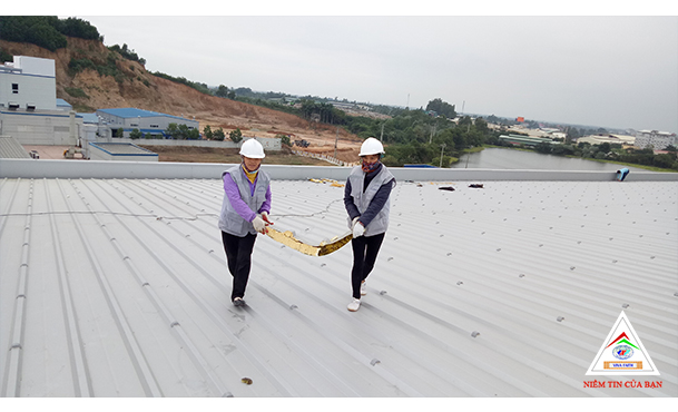 thi cong ve mai nha va ve logo mai nha may UJU VINA KCN Khai Quang - Vinh Phuc